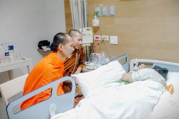 ‘คิลานธรรม’ กลุ่มพระอาสาที่ก้าวออกจากวัด เพื่อมานั่งฟังความทุกข์ข้างเตียงผู้ป่วย