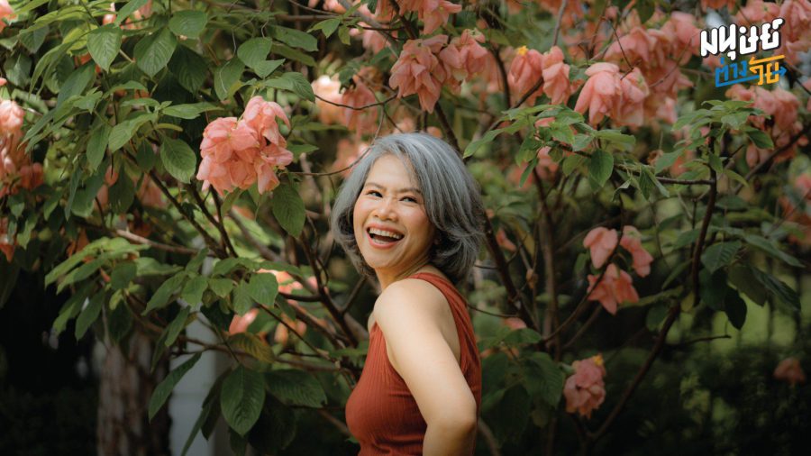สุภาพสตรีผมสีดอกเลา มีเสน่ห์ไม่แคร์วัย ในแบบวัยของเรา