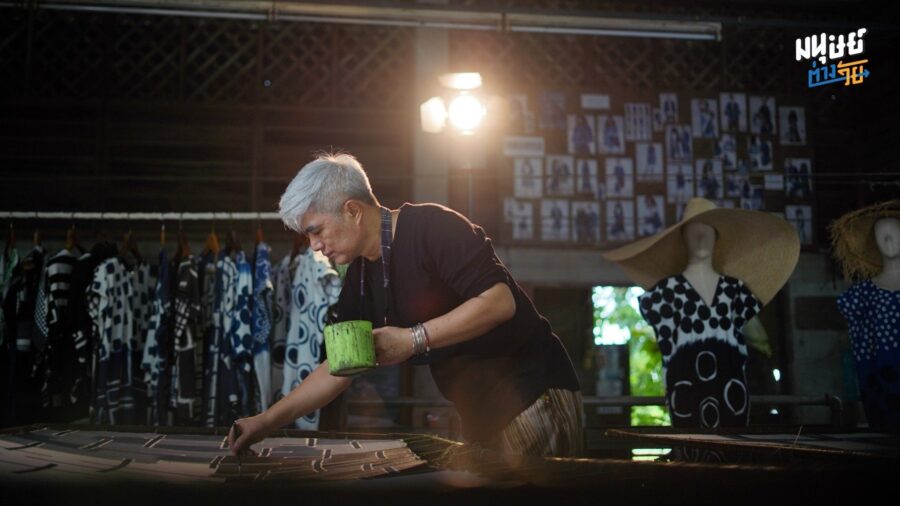 ดีไซน์เนอร์วัย 63 ปี ผู้เปลี่ยนผ้าม่อฮ่อมบ้านเกิดให้กลายเป็น ‘บายศรี’ (Baisri) แบรนด์ผ้าเมืองแพร่ที่มีชื่อเสียงยาวนานกว่า 30 ปี